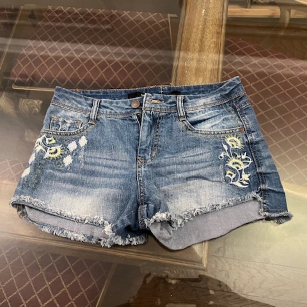 Excellent condition Harper embroidered cut off denim shorts in size 27